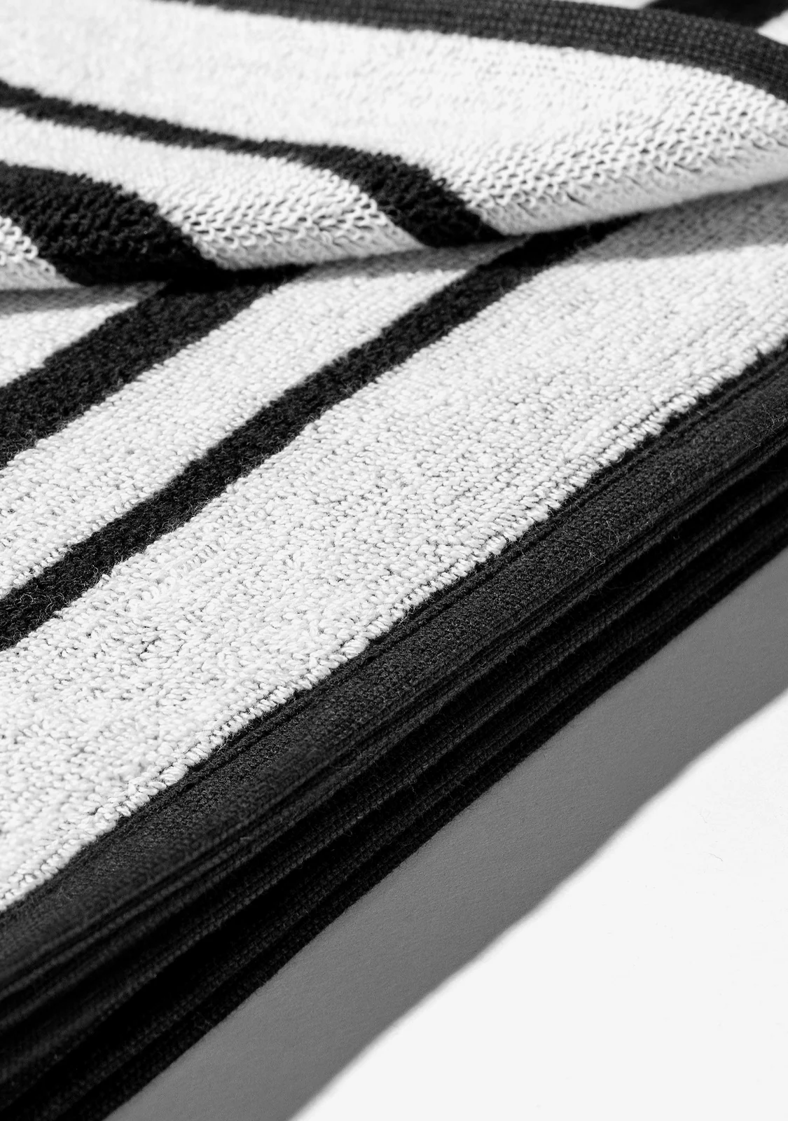 Old Money Jacquard Velour Beach Towel Black - Image 3
