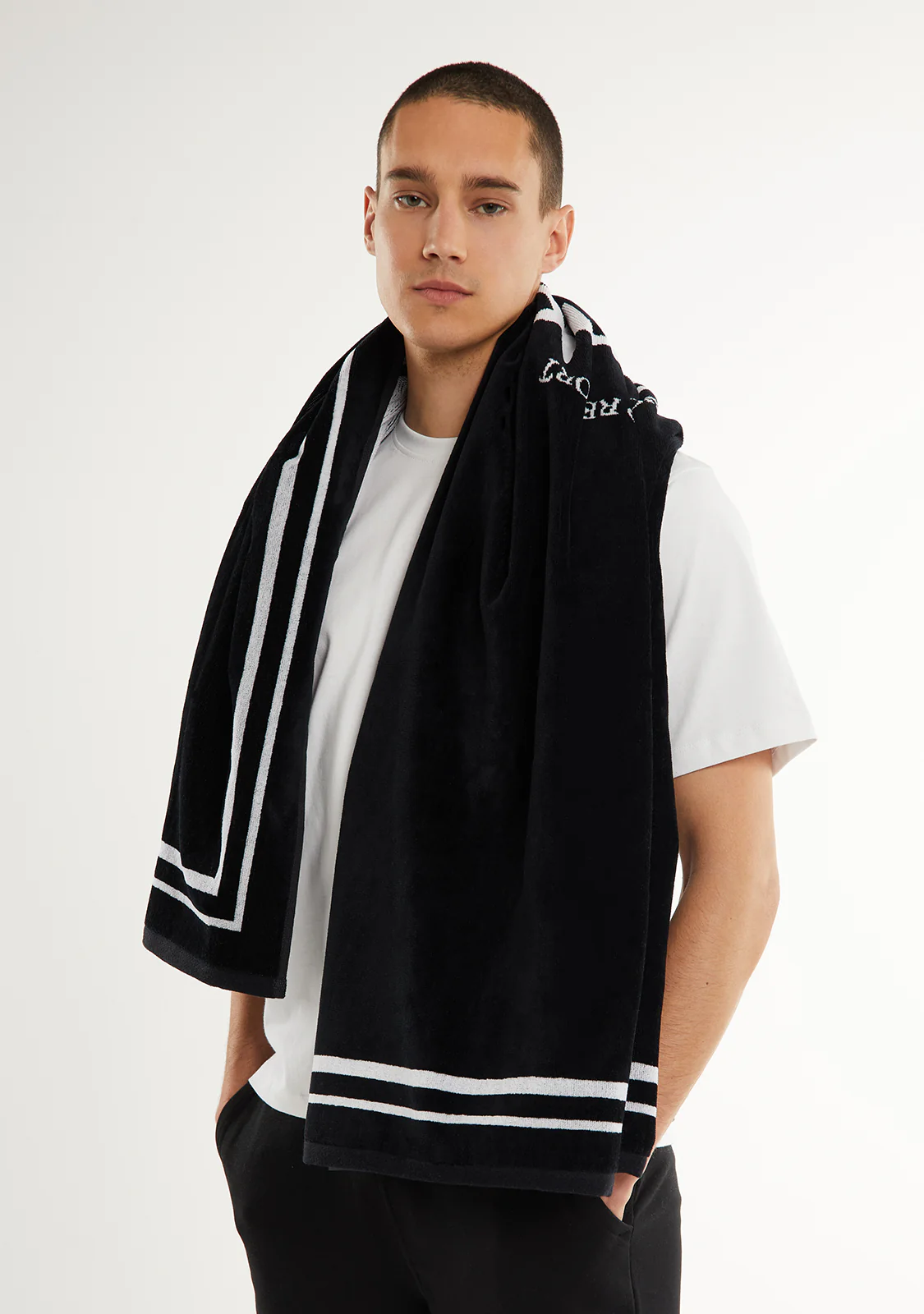 Old Money Jacquard Velour Beach Towel Black - Image 4