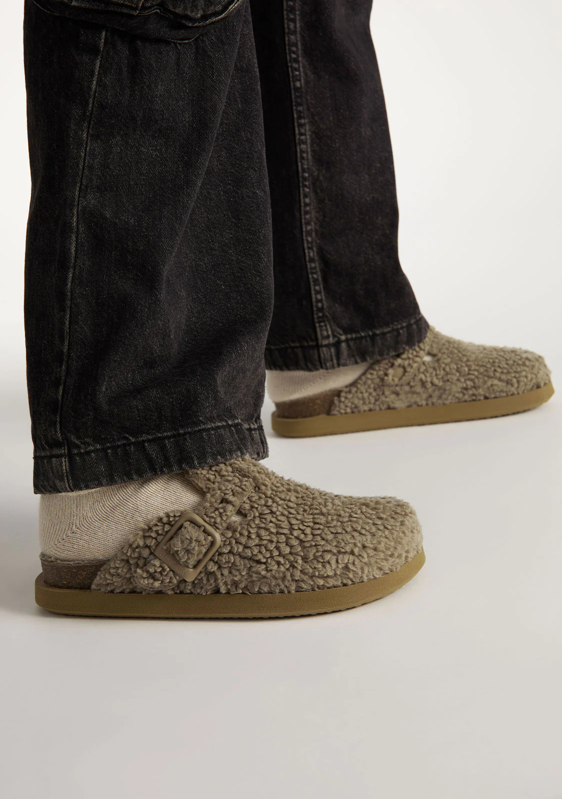 Vibe Clog Fleece Taupe - Image 5
